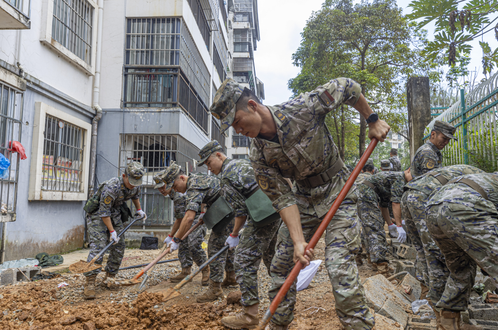 广西德保:武警官兵进行清淤与重建