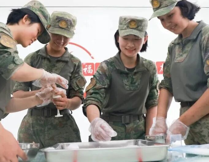 军人们自制的月饼真香！