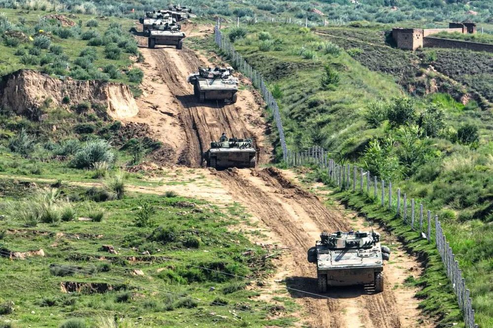 装甲分队实战射击考核现场直击