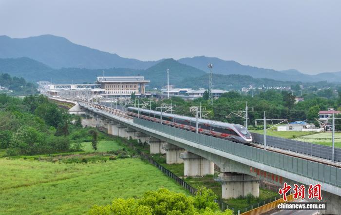 “度”量中国这五年:解码中国速度背后的经济脉动