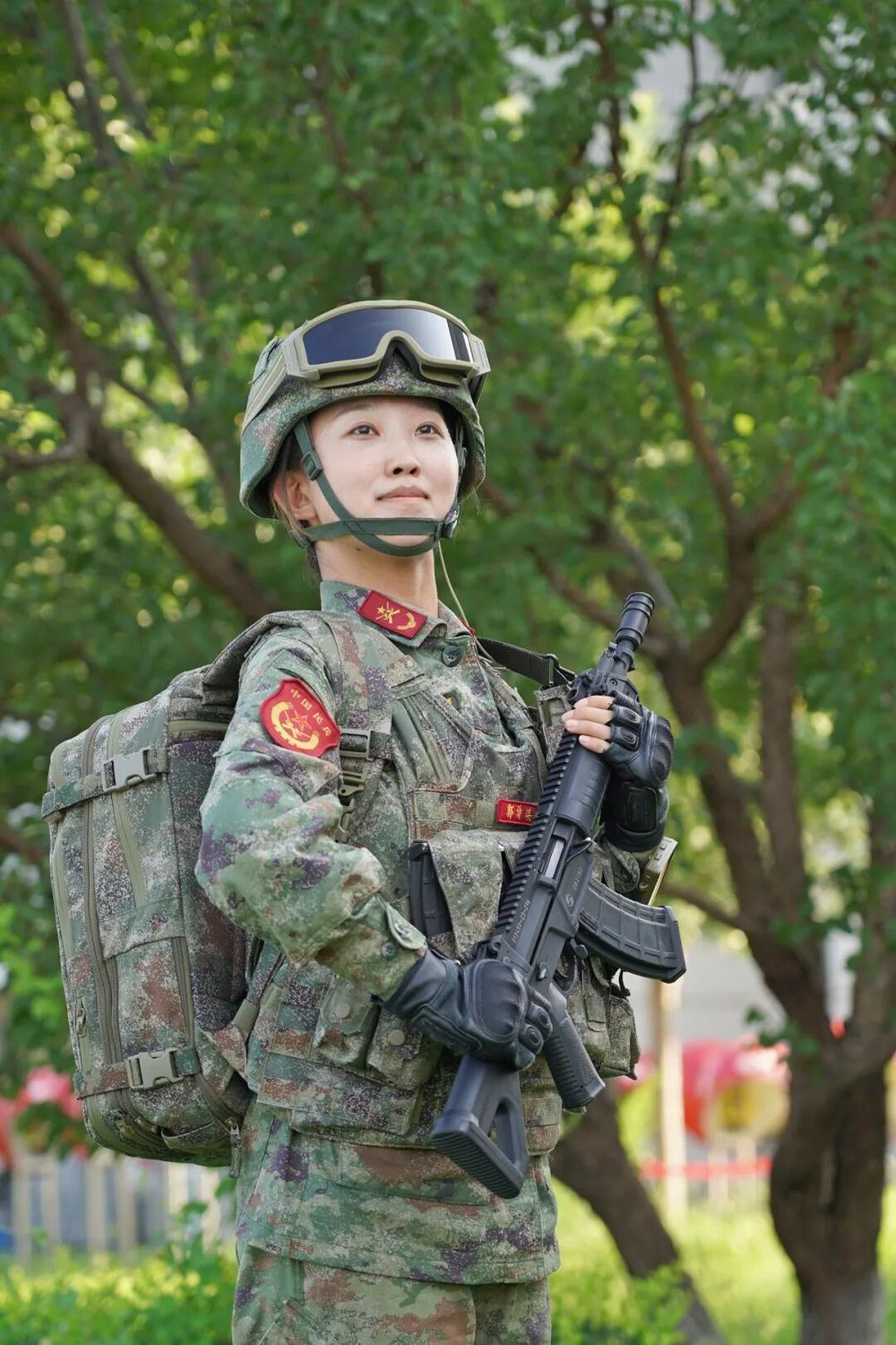 她参加阅兵后加入人民海军