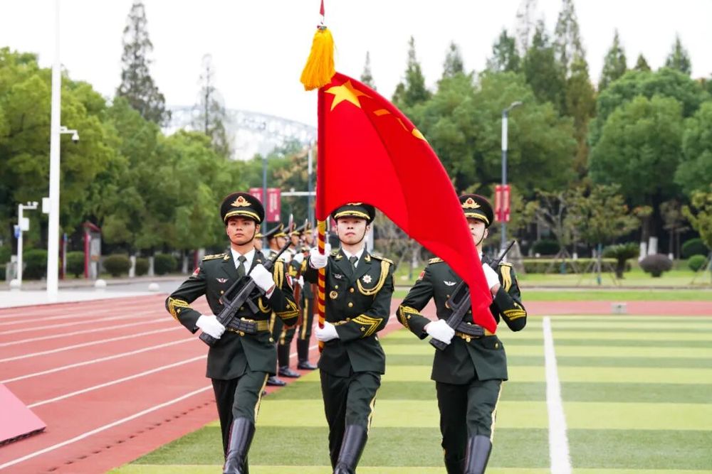 信息支援部队工程大学首届新生获授衔