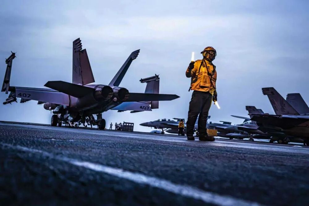 美军航母南海坠机疑遭电磁攻击，中国回应