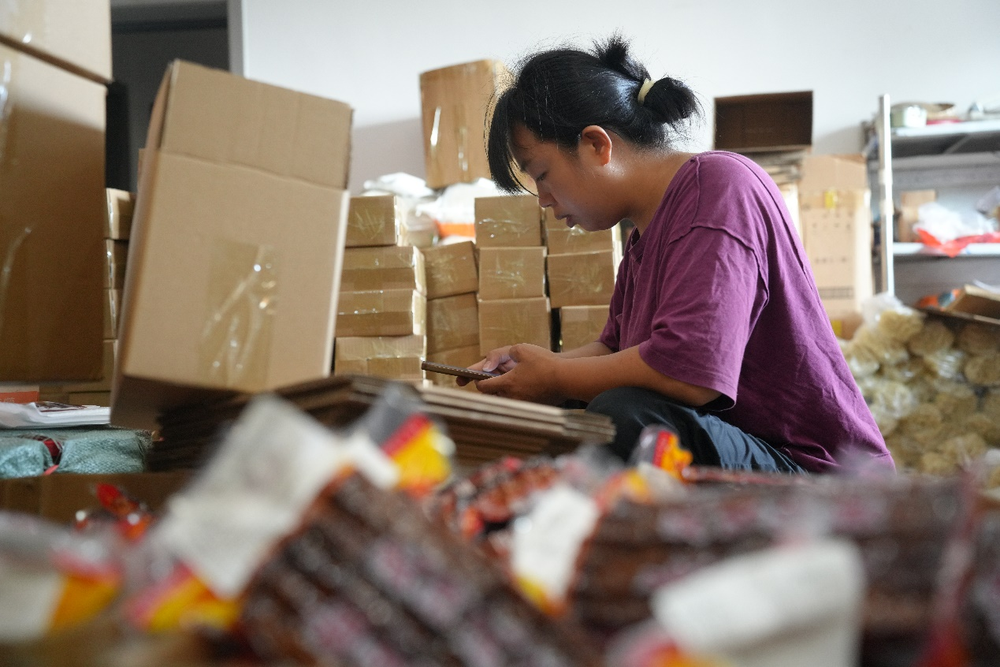 土貨線上售 豐收又增收——湖南洞口縣農(nóng)村網(wǎng)紅徐艷紅的助農(nóng)路_fororder_3