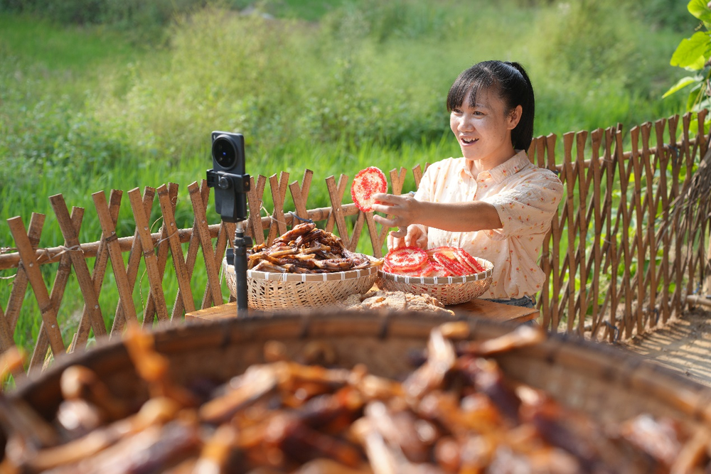 土貨線上售 豐收又增收——湖南洞口縣農(nóng)村網(wǎng)紅徐艷紅的助農(nóng)路_fororder_4