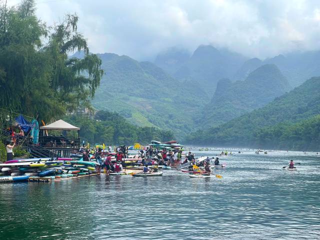 通過舉辦公開賽,更多槳板愛好者選擇到壩盤村體驗水上運動的魅力。 通過舉辦公開賽,更多槳板愛好者選擇到壩盤村體驗水上運動的魅力。