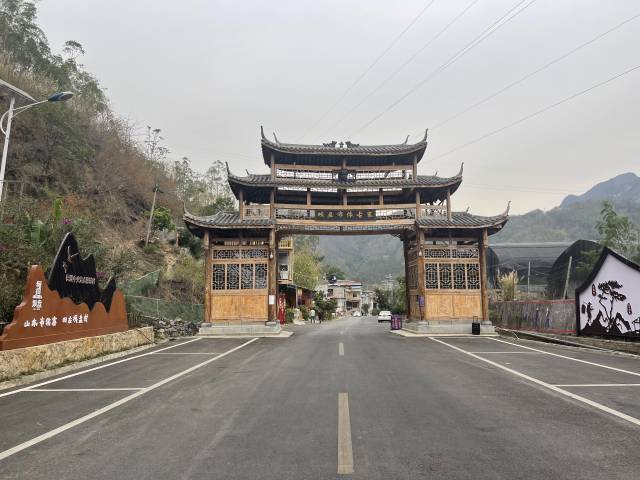 在粵黔協作推動下,今天的壩盤村基礎設施完善,處處充滿布依元素。 在粵黔協作推動下,今天的壩盤村基礎設施完善,處處充滿布依元素。