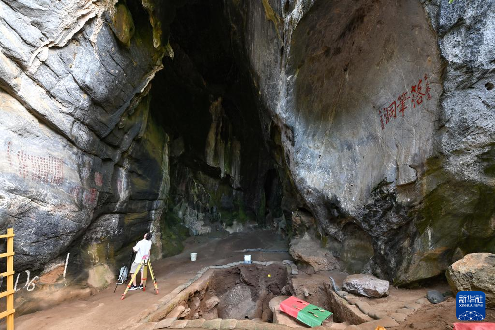 三亚落笔洞遗址发现海南最早墓葬
