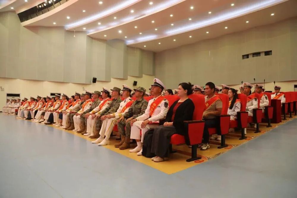 120人晋升军官和军士职务