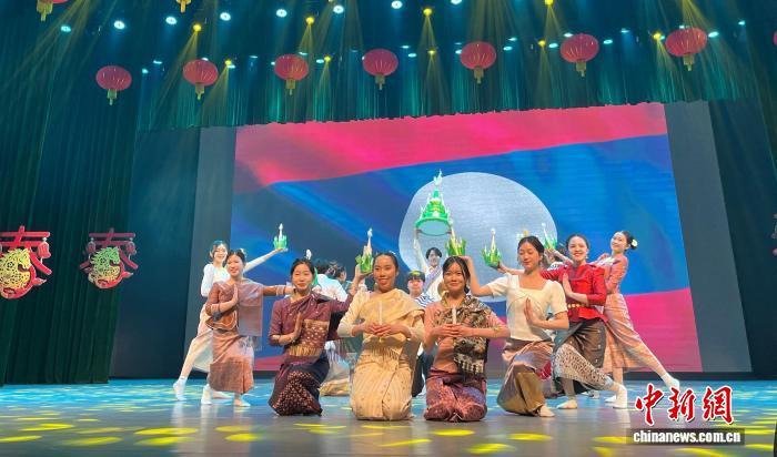 16国青年山西共迎新年 展多元文化促民心相通