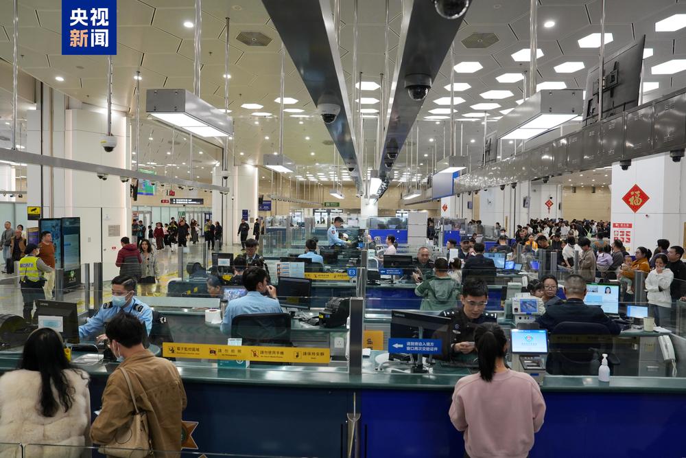 Analysis of the Impact of Record-High Passenger Traffic at Hengqin Port on Macau's Gaming and Tourism Industry and Valuations of Hong Kong-listed Macau Gaming Stocks