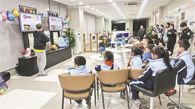 市民群众点赞厦门出入境“夜办专场”很体贴