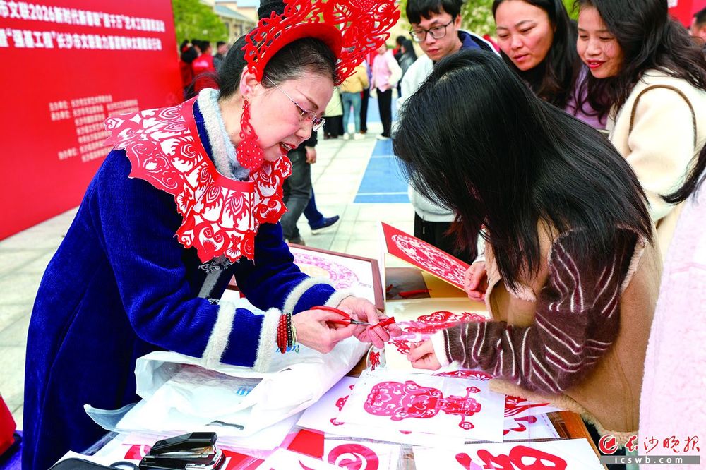 ���ջ���       д����������Ф������1��16�գ���ɳ�ظ��Ž�������������������ɳ������2026��ʱ���´�������ǧ���������̻����ߡ�ǿ�����̡��������㾫�����������ж��ڴ��������ֳ����������ζʮ�㡢���ַǷ�����ɳ����ͨѶԱ�ܱ� ���� ������Ӱ����