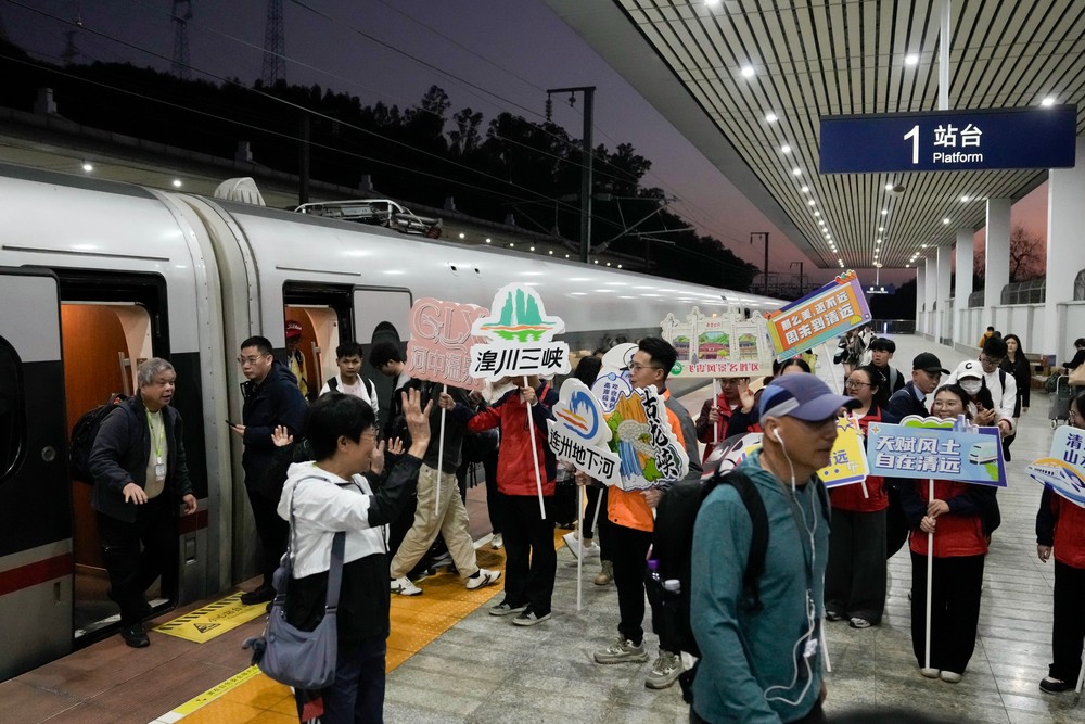 2026��1��26�գ��������������վ����Զվ����ֱ�������г��ĳ˿��³�����Զ�ձ����� ��˼�� ��