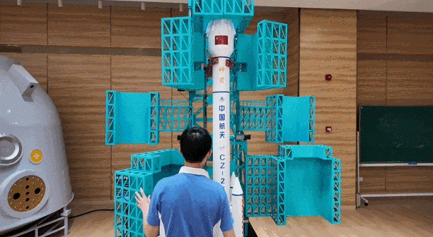 “手搓火箭的少年”为航天前辈颁奖这个拥抱太感动!(图2)