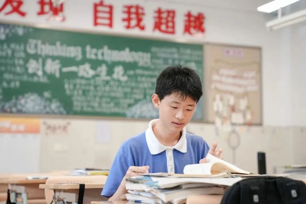 “手搓火箭的少年”为航天前辈颁奖这个拥抱太感动!(图3)