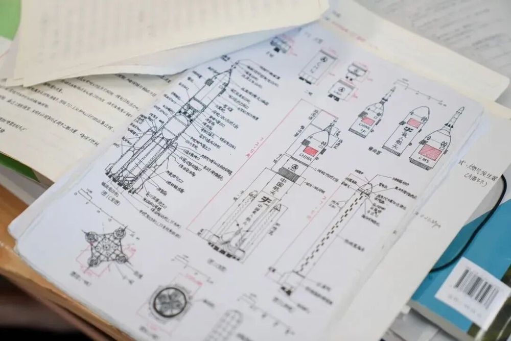 “手搓火箭的少年”为航天前辈颁奖这个拥抱太感动!(图1)