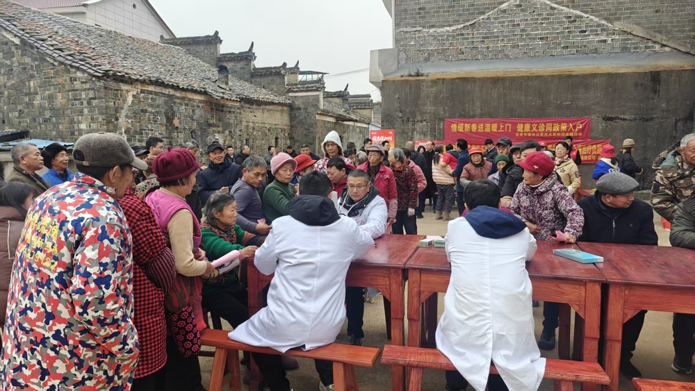 丰城市人民医院、中医院医生在活动现场开展义诊