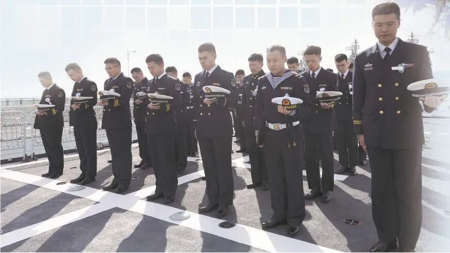 26岁退役大学生士兵救人牺牲,海军定州舰举行悼念活动_央广网