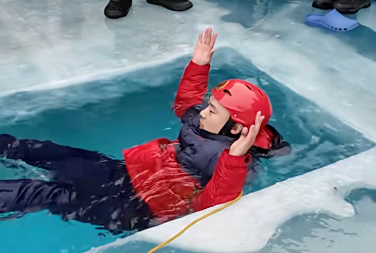 别拿羽绒服当救生衣！冰面落水这些科学自救法能保命