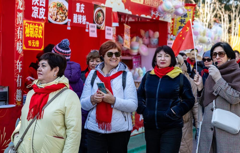 新春走基层·新华鲜报丨“BecomingChinese”！在中国过春节(图2)