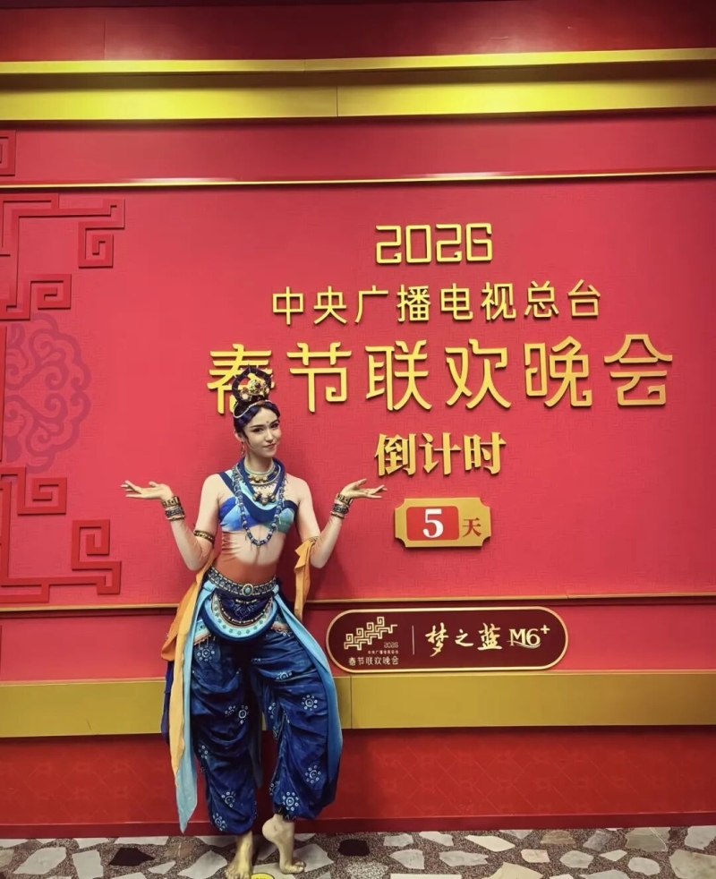 阿克苏姑娘娜则莱·喀哈尔的春晚圆梦路(图1)