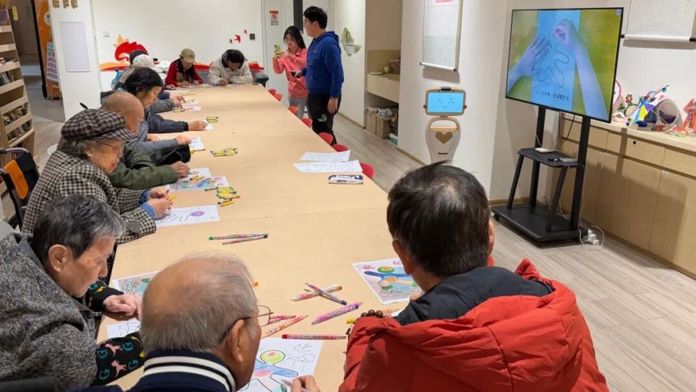 机器人入户这些老年人先用起来了(图8)