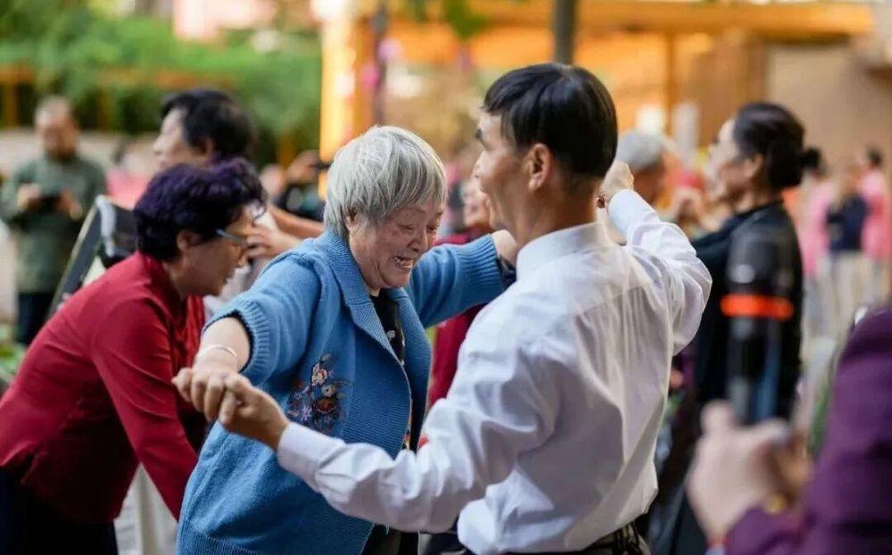 机器人入户这些老年人先用起来了(图4)