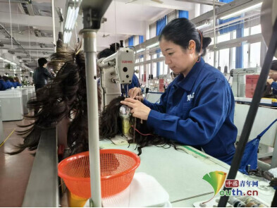 高针车间内工人正在织发