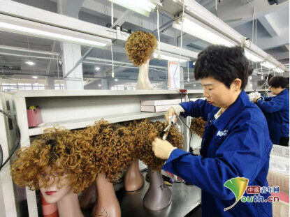 完成车间内工人梳理假发
