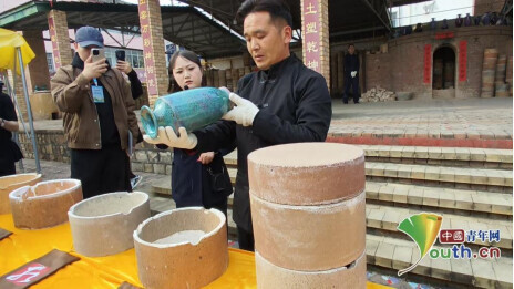 师傅检验钧窑成品