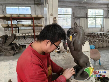 坪山钧窑内师傅正在完善坯体