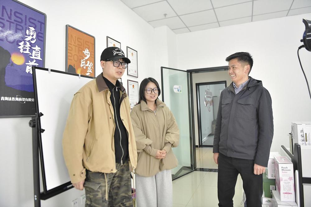 高原(右)与创业者们聊天。本报记者 牛玉娇 摄