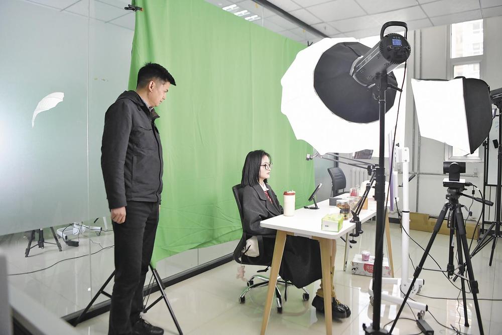 高原(左)在孵化园直播基地。