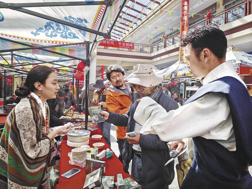 群众在展台前了解产品。本报记者 刘羽新 摄