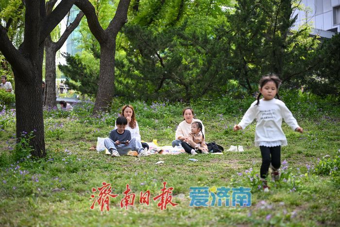 �����׺Ȫ�Ǵ�ɫ ��԰¶Ӫ����ĩ�羰