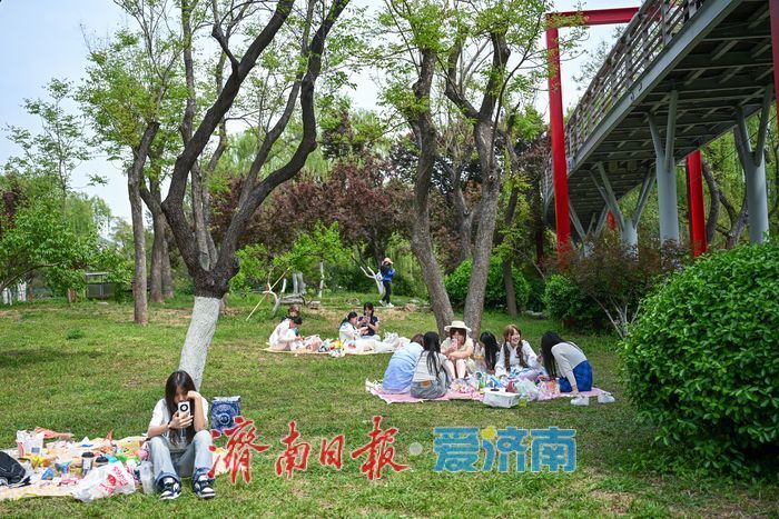 �����׺Ȫ�Ǵ�ɫ ��԰¶Ӫ����ĩ�羰