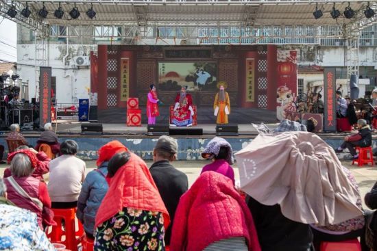 �����������š�ľ����Ϸ���߽��������̵�֡�