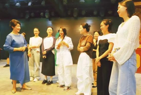 ͼΪ��ǰ�ڹ�����������������ʦ(һ����һ)��������Ϊ�����������ŵ���Ա�Ǵ��ݾ��顣