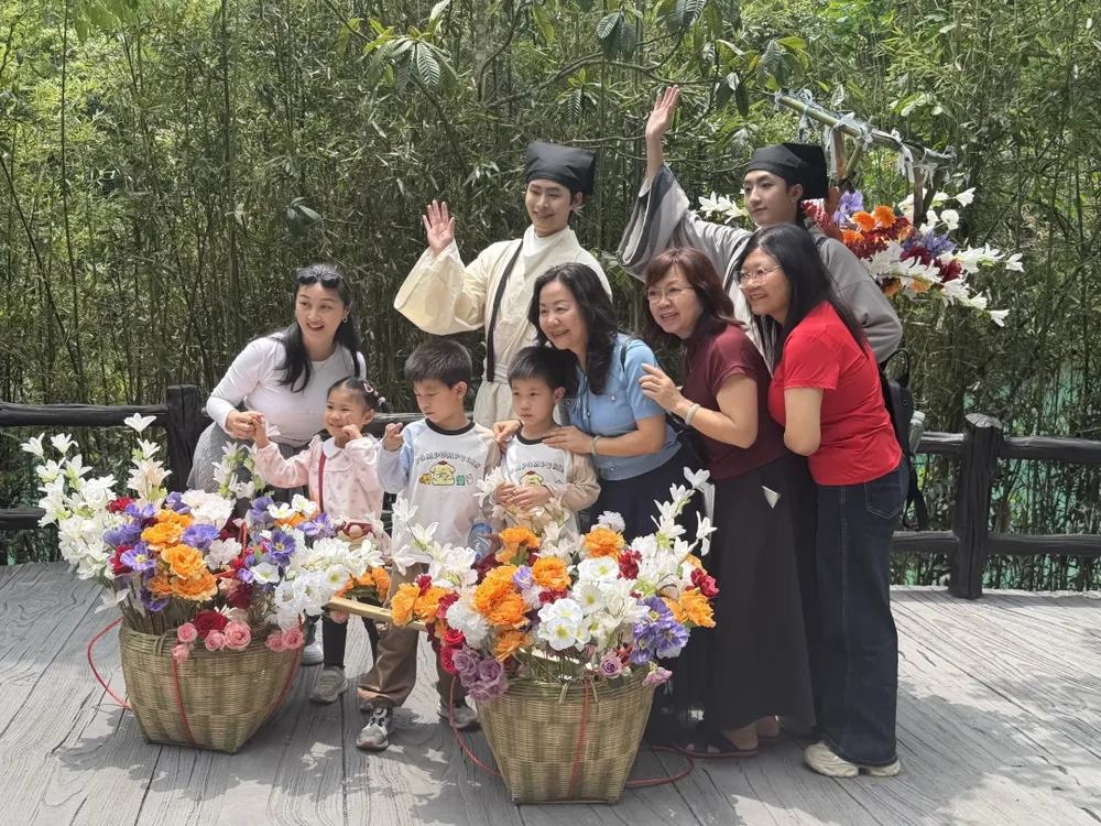 dD0xNzc3NjM2MzQyX3I9ZGQyZTI1YWZfdz0xMDgwX3E9MTAwX2U9SlBH.webp 古风NPC卖花郎现场.JPG