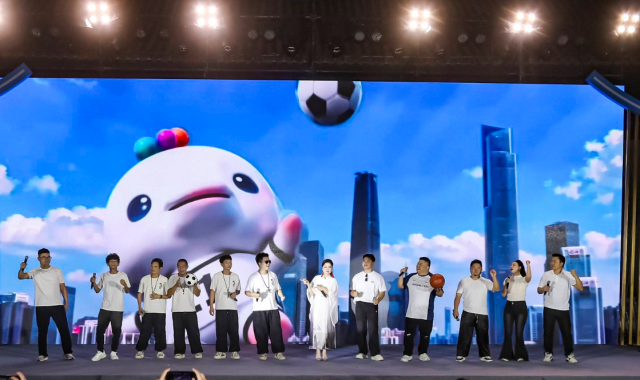 全体歌手登台齐唱《粤战粤勇》。 全体歌手登台齐唱《粤战粤勇》。
