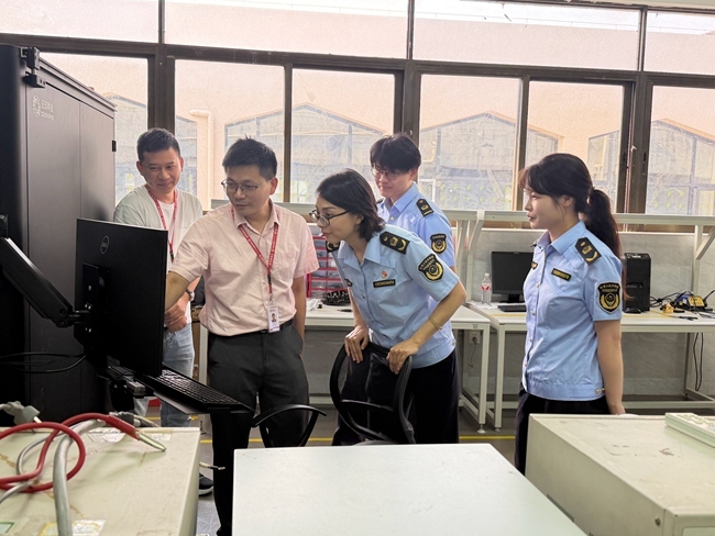 工作人員檢查現(xiàn)場