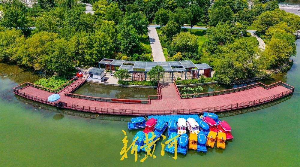 济南云锦湖开放水上游乐项目 市民可乘船赏景