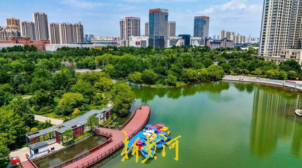 济南云锦湖开放水上游乐项目 市民可乘船赏景