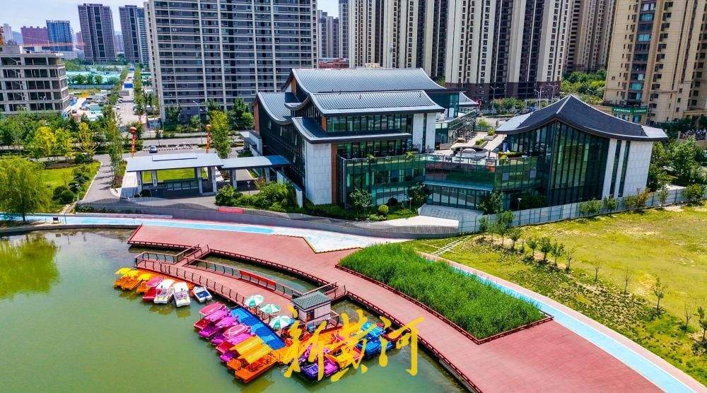 济南云锦湖开放水上游乐项目 市民可乘船赏景
