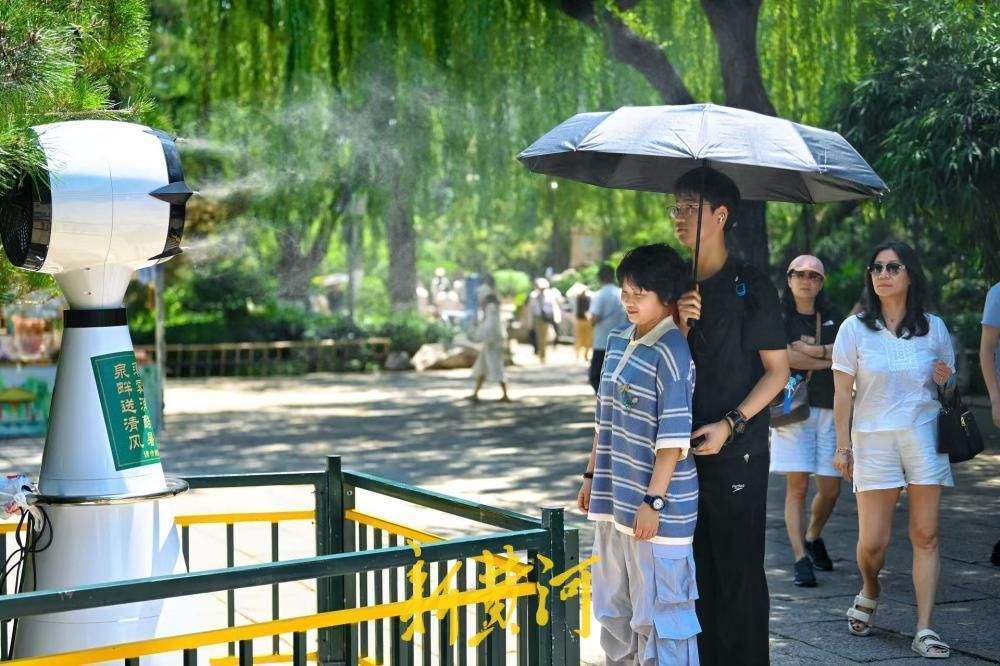 盛夏送清凉 济南趵突泉畔赏泉自带天然“空调”