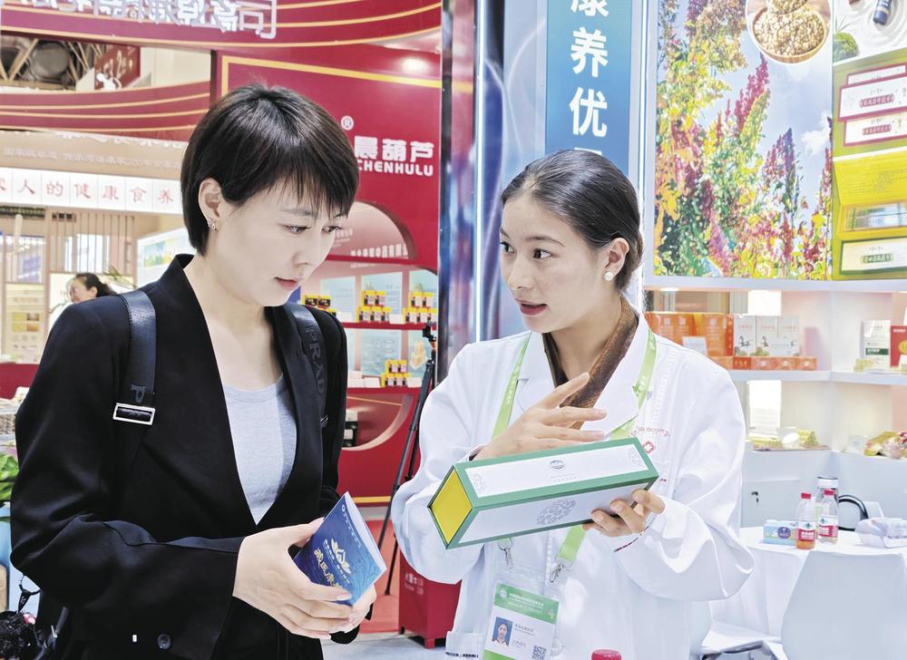 工作人员向观展嘉宾推介青海特色中藏医药系列产品。本报记者 李庆玲 摄