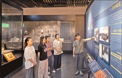 提出“建设有中国特色的社会主义”（伟大征程）
