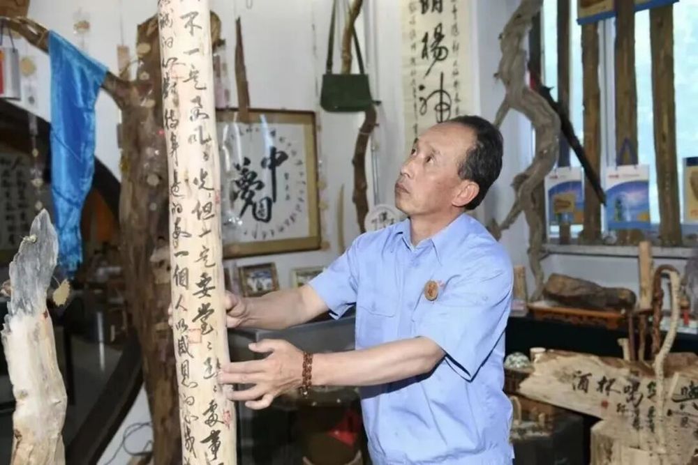 20多年坚持在东风航天城做手工艺品这位退役军人到底图什么？(图1)