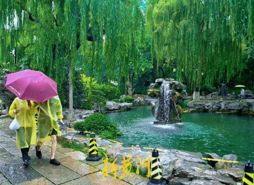 高温退场!雨中月牙飞瀑解锁泉城伏天限定美景